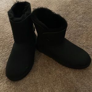 BRAND NEW NEVER WORN BAILEY BUTTON UGGS